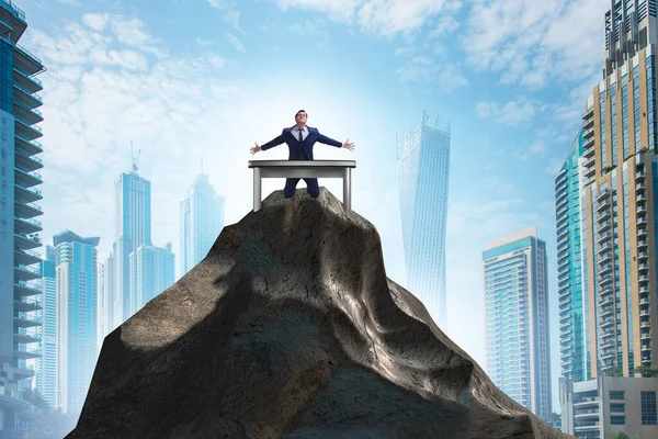 Üzletember maga elszigeteli magát a tetején — Stock Fotó