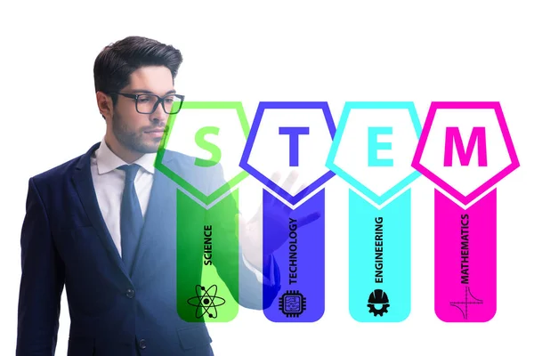 Empresario presionando botones virtuales en el concepto de educación STEP — Foto de Stock