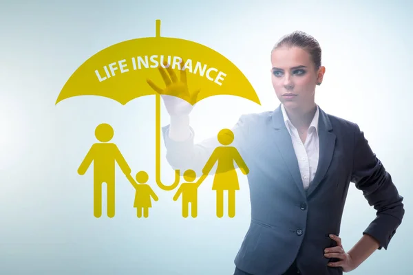 Concepto de seguro de vida con botón de mujer de negocios — Foto de Stock