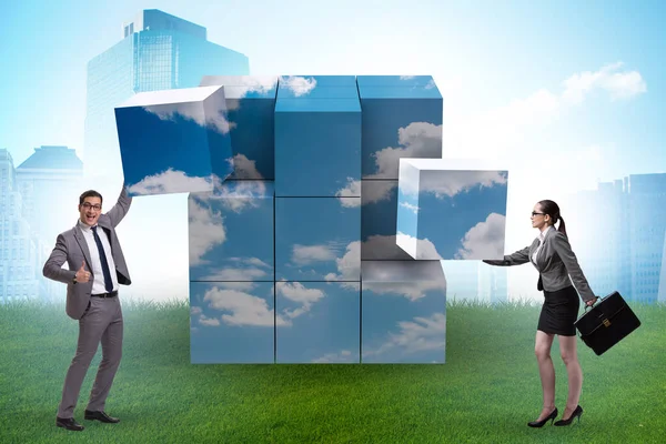 Gente de negocios construyendo cubo de nube con formas — Foto de Stock