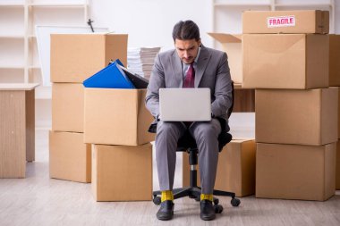 Taşınma konseptinde çalışan genç bir erkek.