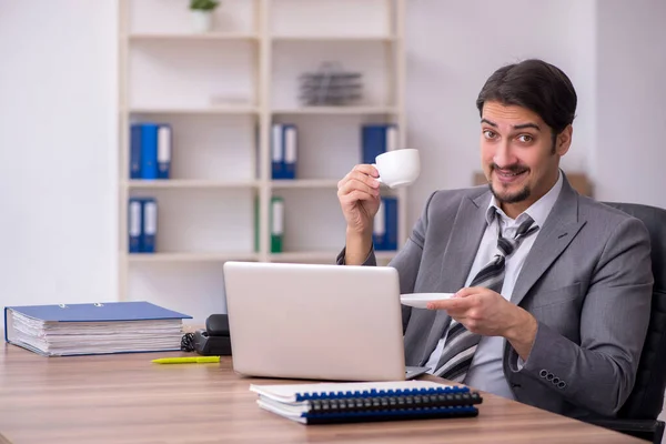 Jeune employé masculin buvant du café pendant la pause — Photo