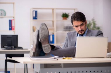 Ofiste çalışan genç bir erkek.