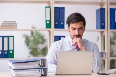 Ofiste çalışan genç bir erkek.