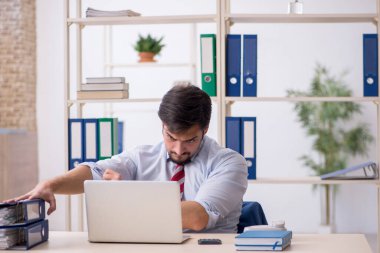 Ofiste çalışan genç bir erkek.