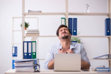 Ofiste çalışan genç bir erkek.