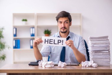 Genç bir erkek çalışan ofiste yeni fikirleri reddediyor.