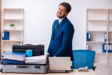 Genç erkek çalışan iş gezisine hazırlanıyor.