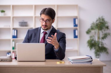 Ofiste çalışan genç bir erkek.