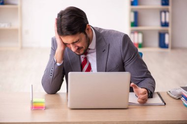 Ofiste çalışan genç işadamı.