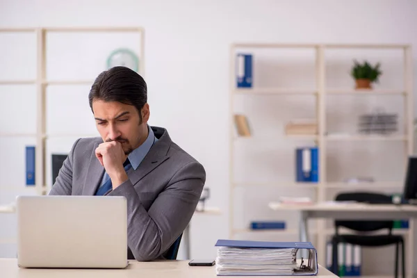 Jonge mannelijke werknemer werkzaam in het kantoor — Stockfoto