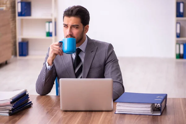 Jeune homme d'affaires employé ayant une pause sur le lieu de travail — Photo