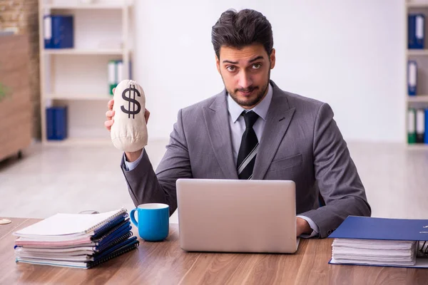 Joven empresario empleado en concepto de remuneración — Foto de Stock