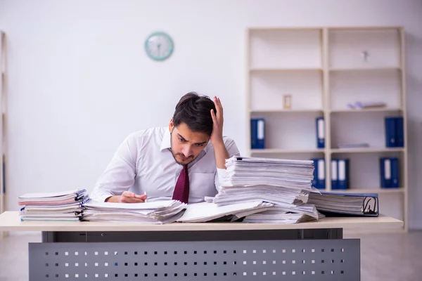 Jonge zakenman werknemer ontevreden met overmatig werk in het kantoor — Stockfoto