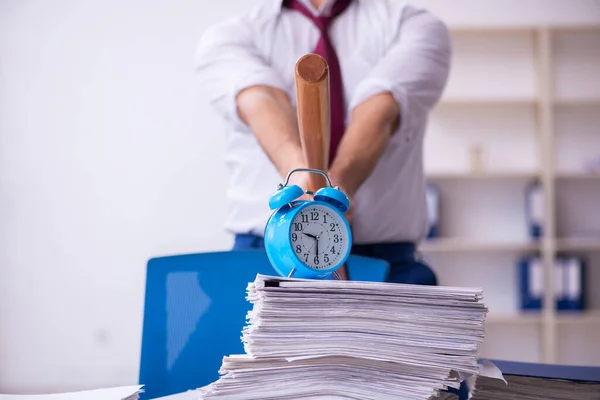 Jeune homme d'affaires employé dans le concept de gestion du temps — Photo