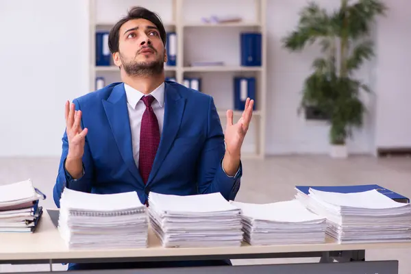 Jungunternehmer und zu viel Arbeit im Büro — Stockfoto