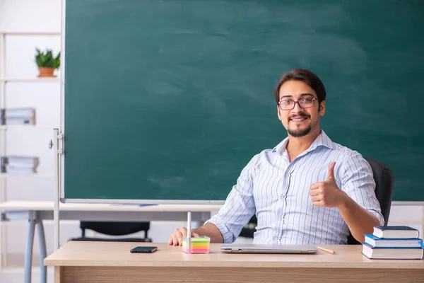 Joven profesor delante de pizarra —  Fotos de Stock