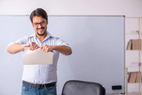 Joven profesor delante de pizarra —  Fotos de Stock