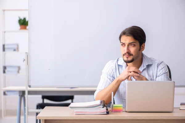 Joven profesor masculino en concepto de telestudying — Foto de Stock