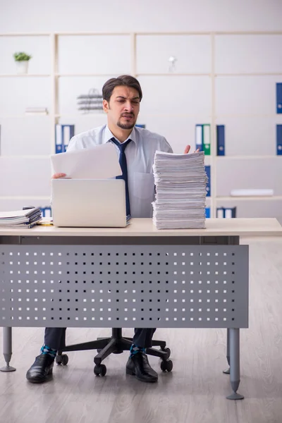 Jeune homme d'affaires employé malheureux avec un travail excessif dans le — Photo