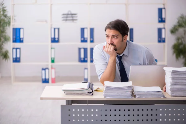 Ung affärsman anställd missnöjd med överdrivet arbete i — Stockfoto