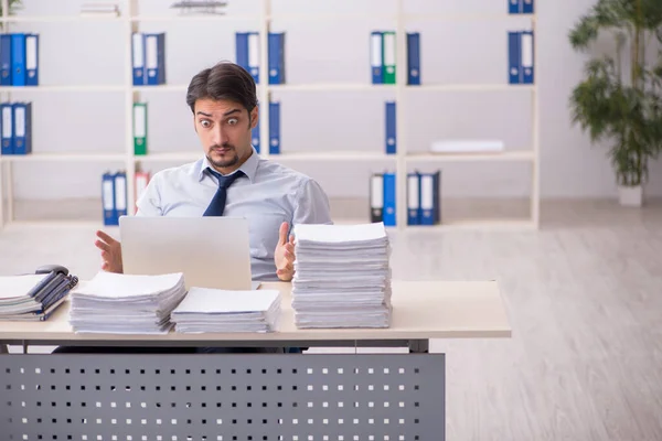 Jovem empresário empregado infeliz com excesso de trabalho no de — Fotografia de Stock