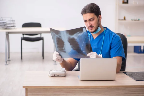 Jeune médecin radiologue travaillant à la clinique pendant la pande — Photo