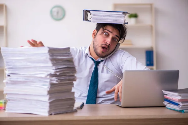 Empleado joven empresario descontento con el trabajo excesivo en la oficina —  Fotos de Stock