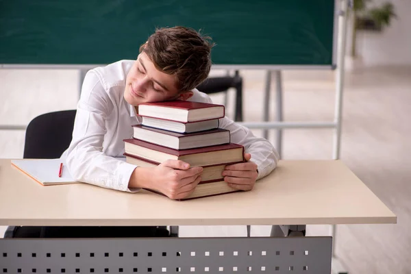 Pojken sitter i klassen — Stockfoto