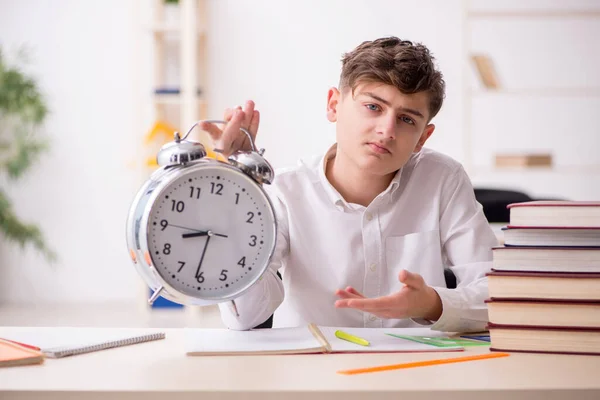 Aluno masculino no conceito de gerenciamento de tempo — Fotografia de Stock