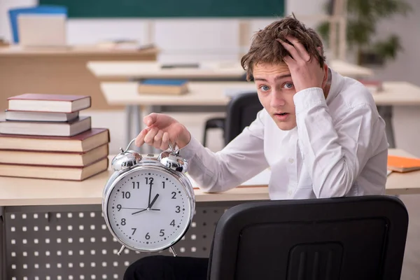 Élève masculin dans le concept de gestion du temps — Photo