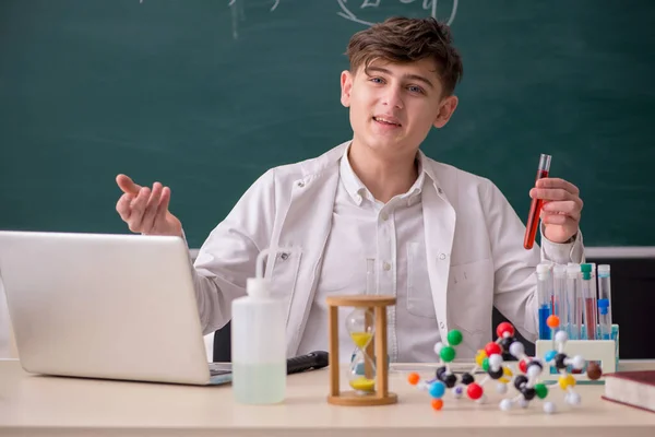 Schooljongen die scheikunde studeert in de klas — Stockfoto