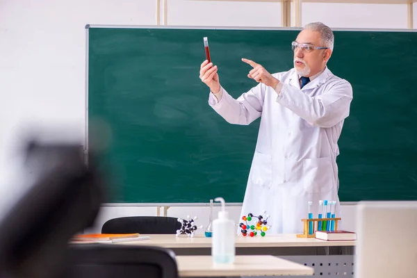 Starý učitel chemie v učebně — Stock fotografie