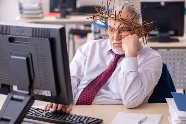Alter männlicher Angestellter trägt stacheligen Kranz auf dem Kopf — Stockfoto