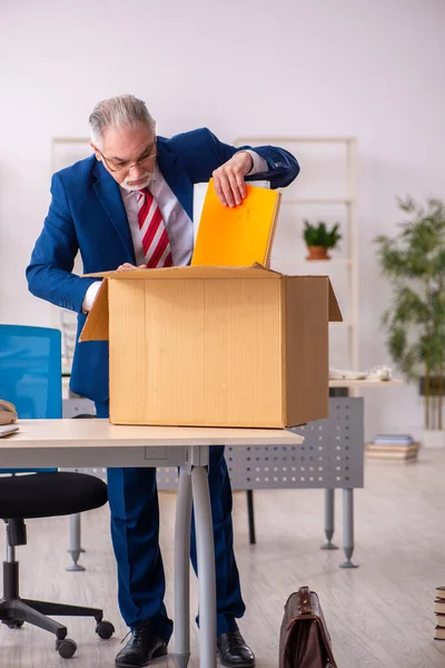 Viejo empleado masculino en concepto de movimiento — Foto de Stock