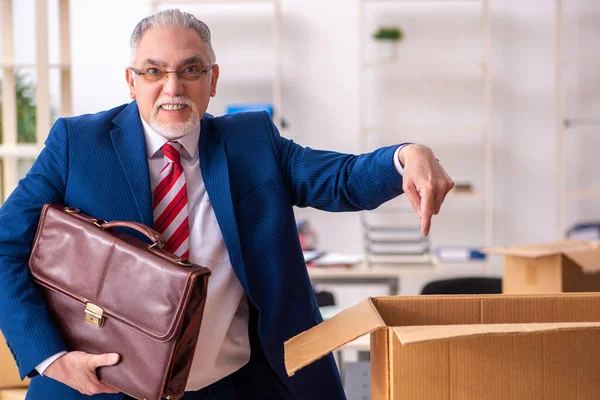 Viejo empleado masculino en concepto de movimiento —  Fotos de Stock