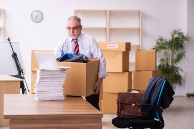 Taşınma konseptinde eski bir işadamı.