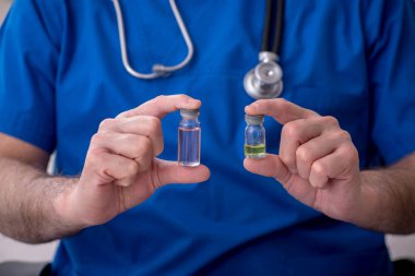 Aşı konseptinde yaşlı bir doktor.