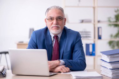 Eski erkek çalışanım ve ofiste çok işim var.