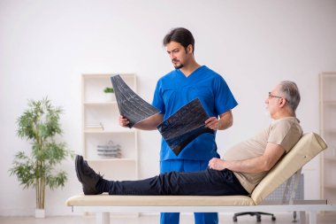 Yaşlı erkek hasta, genç erkek, radikal doktor.