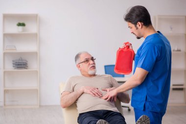 Yaşlı erkek hasta, genç erkek gastroenterolog.