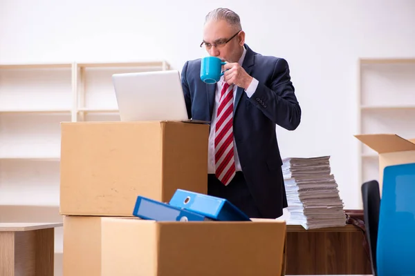 Antiguo empleado de negocios en concepto de reubicación —  Fotos de Stock