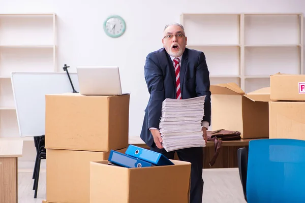 Antiguo empleado de negocios en concepto de reubicación — Foto de Stock