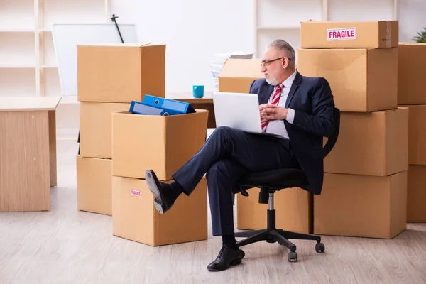 Altunternehmer-Mitarbeiter im Umzugskonzept — Stockfoto