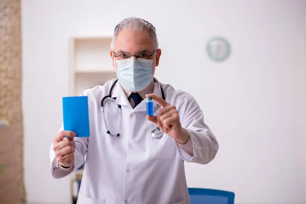 Vieux médecin masculin dans le concept de vaccination — Photo