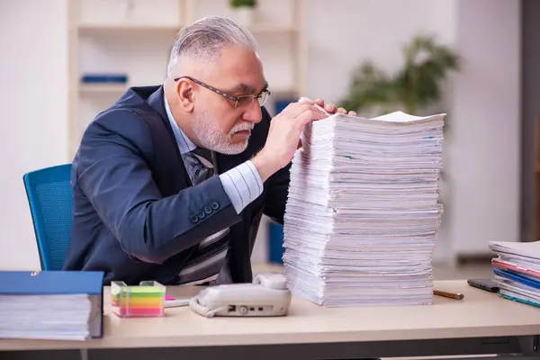 Viejo empleado de negocios descontento con el trabajo excesivo en la oficina — Foto de Stock