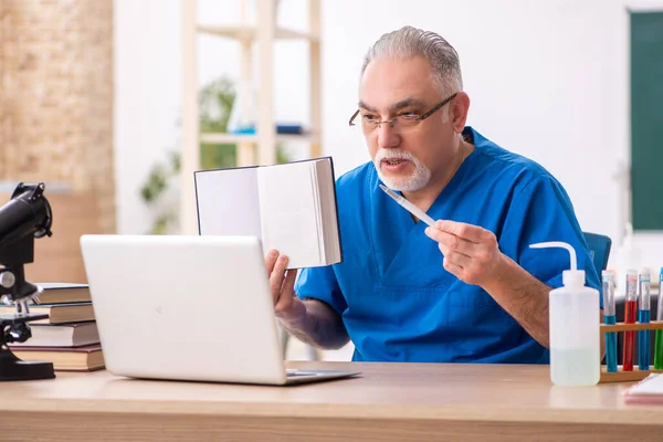 Oude mannelijke leraar scheikunde in de klas — Stockfoto