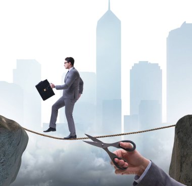 İş adamı ip cambazının altında ipi kestim.