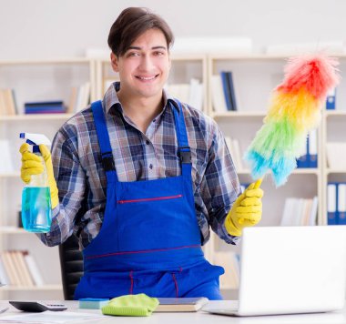 Ofiste çalışan erkek temizlikçi.