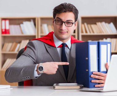 Ofiste çalışan süper kahraman iş adamı.